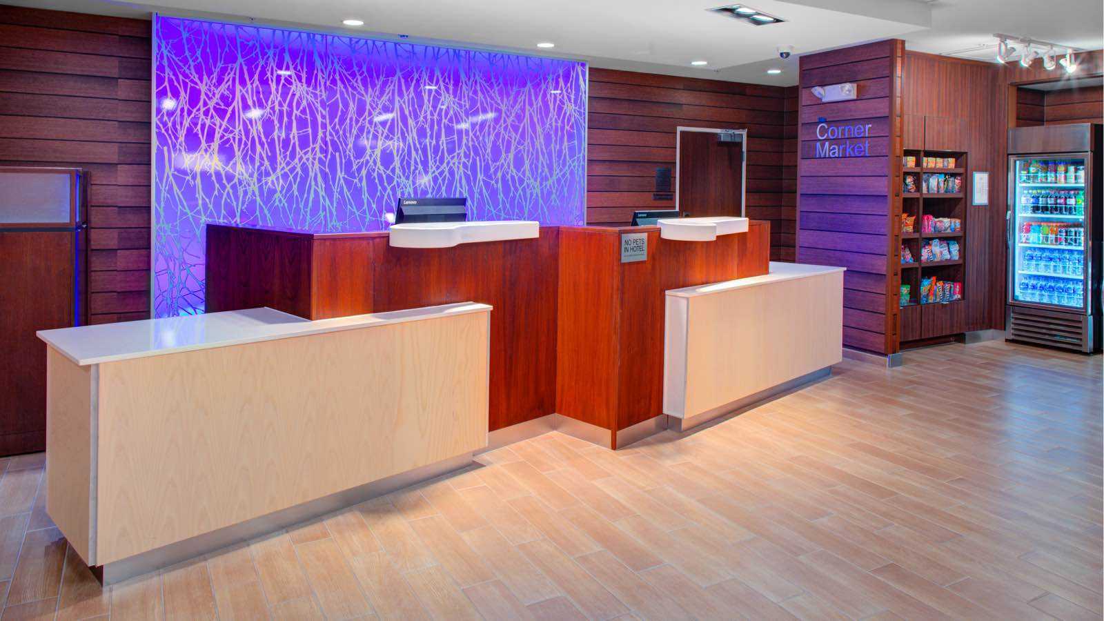 Hollister CA hotel front desk