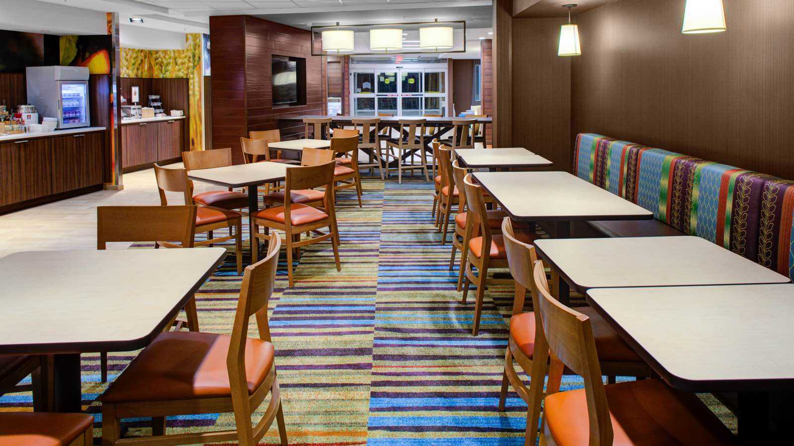 Hollister CA hotel dining area