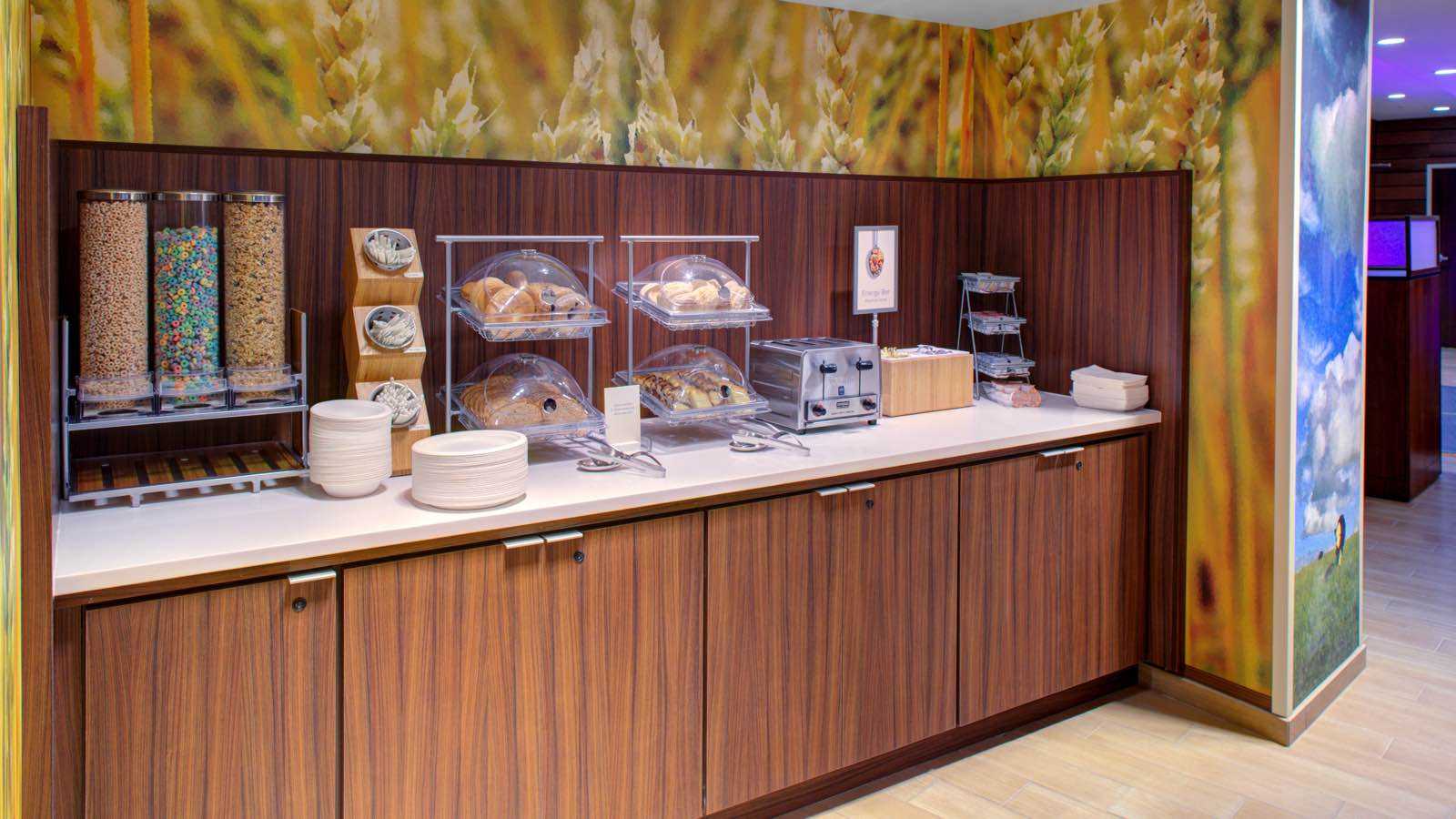 Hollister CA hotel breakfast and dining