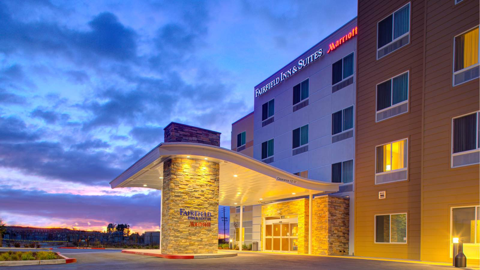 Hollister CA hotel exterior