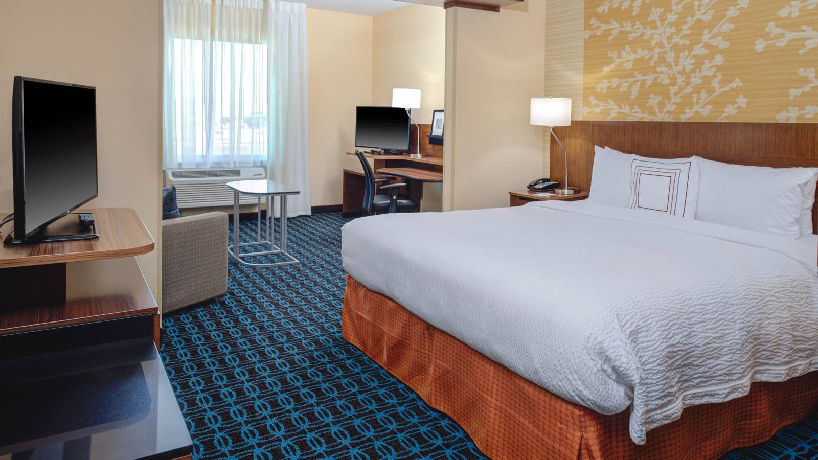 Hollister CA hotel guestroom