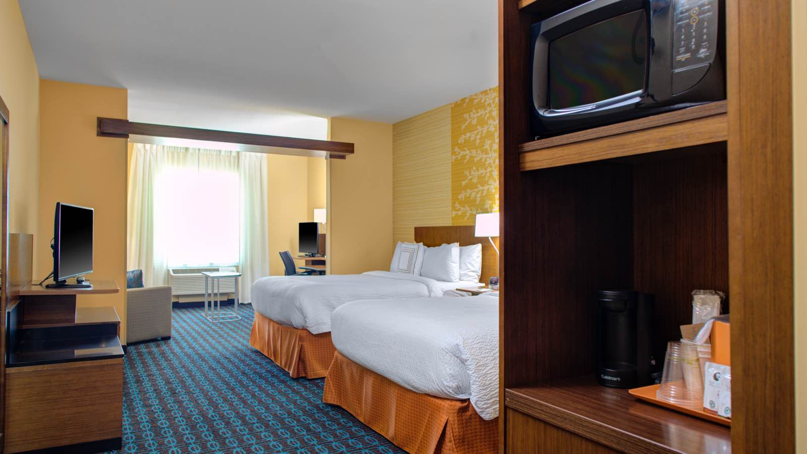 Hollister CA hotel guestroom