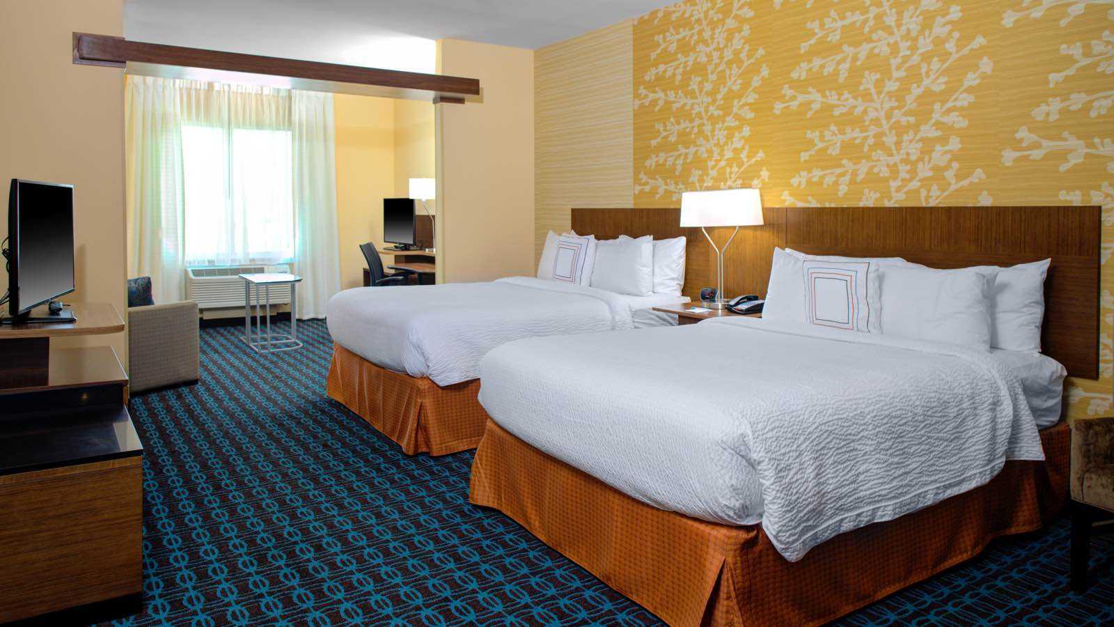 Hollister CA hotel queen beds