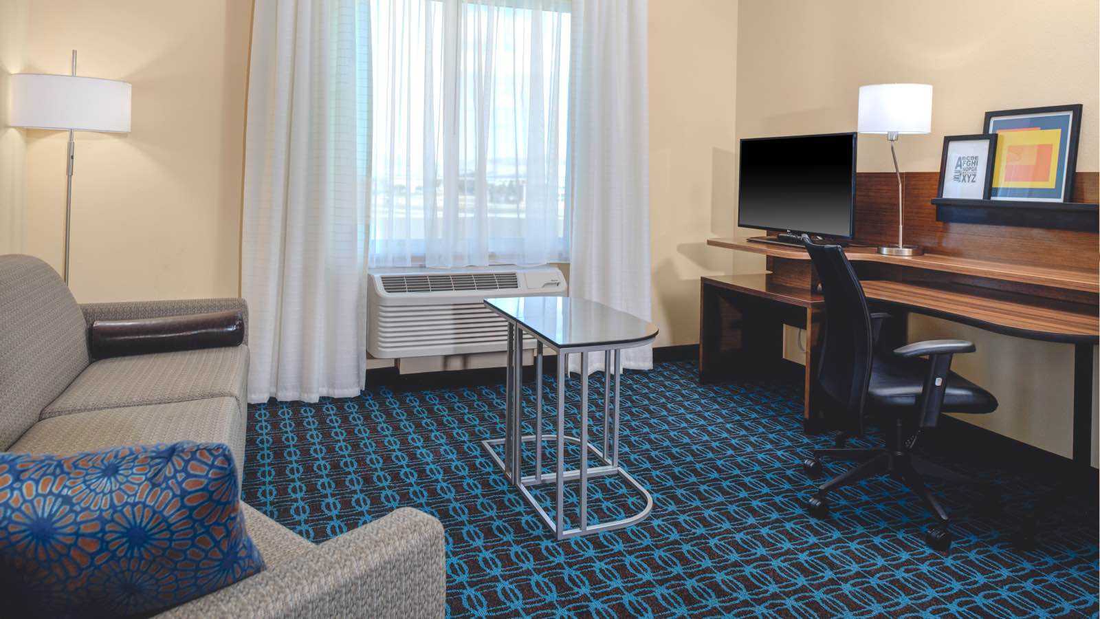 Hollister CA hotel guestroom